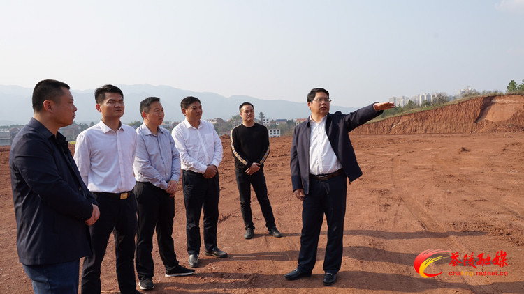 邓元连调研经开区项目建设工作