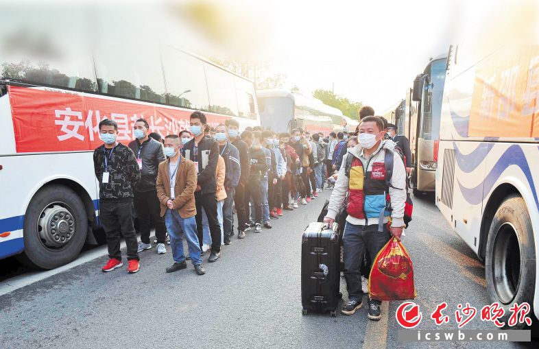 　　23日下午5时许，从安化等地招来的300多名务工人员，坐着长沙就业直通车抵达蓝思科技。