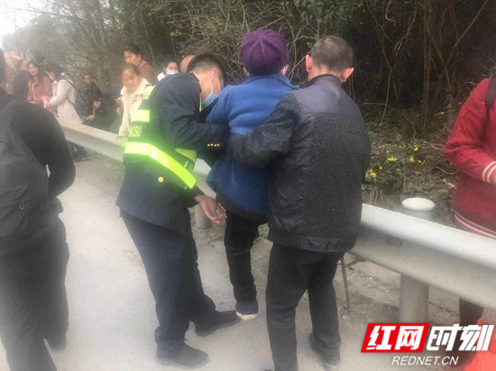 12点57分阳和路产接监控分中心来电，K283+550张家界往长沙方向，一39座大巴故障，现有38名乘客待转运。立刻前往现场，13点10队员到达现场，人员全部集中应急车道存在安全隐患，指挥人员疏散到200米外临时安全点。_副本.jpg