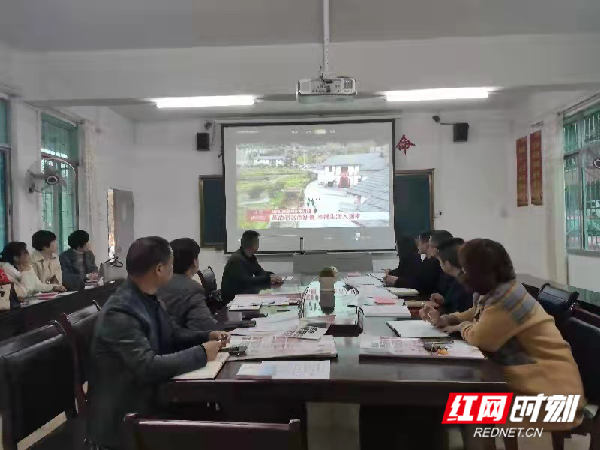 祁阳七里桥镇教管中心组织收看全国脱贫攻坚总结表彰大会