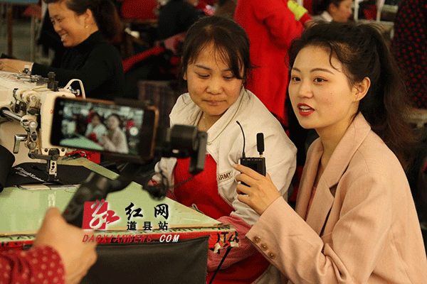 2月23日，直播记者在道县广新运动用品有限公司车间内采访生产线上的员工。.gif