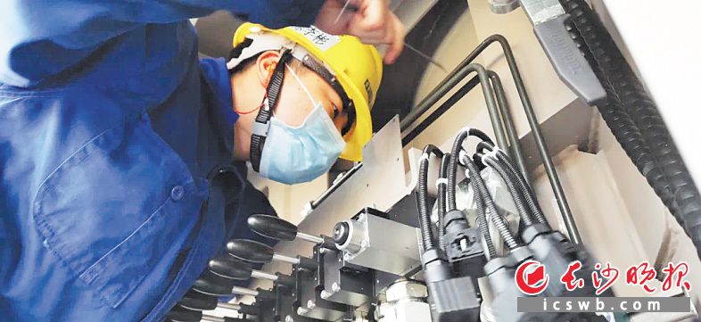 　　在中联重科麓谷工业园，工人正在安装调试混凝土泵车。