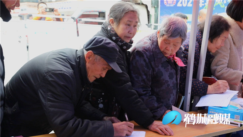 鹤城区“春风行动”为下岗工人就业困难人员送岗上门.mp4_20210226_163928.990.jpg