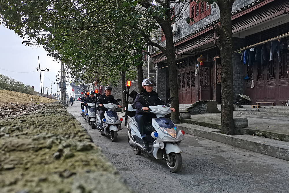 浦市派出所民辅警在景区执勤.jpg