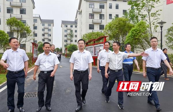 湖南建工集团党委书记、董事长蔡典维（前排左三）调研沅陵县易地扶贫搬迁太常安置点。.jpeg