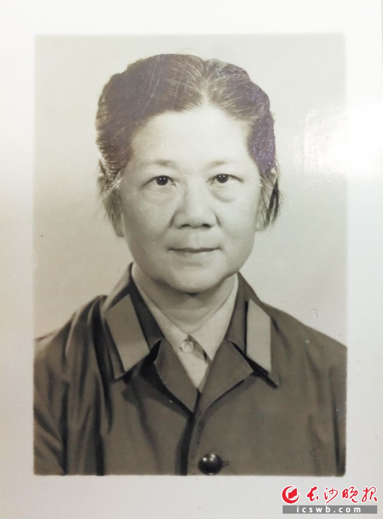 　　易晓东退休前的军装照。