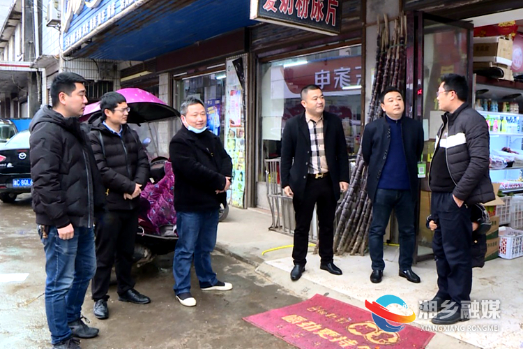 金薮代表小组成员走访群众。.jpg 金薮代表小组成员走访群众。.jpg