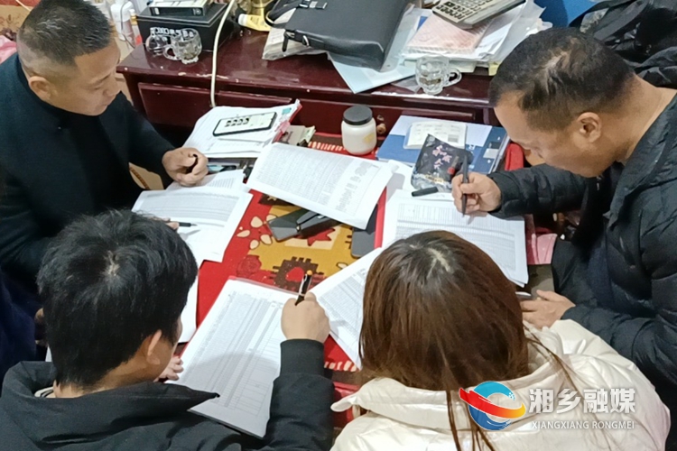 翻江镇崟塘村“两委”班子成员正在加班加点整理医保收缴数据.jpg