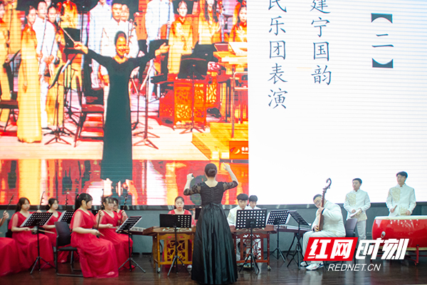 民乐队表演.jpg