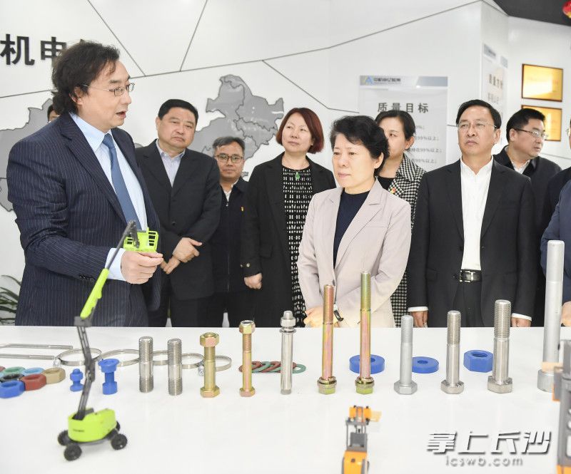 2月28日，省委常委、省政府副省长、市委书记吴桂英到雨花区调研经济社会发展情况，走访了雨花经开区企业湖南申亿五金标准件有限公司。长沙晚报全媒体记者 余劭劼 摄