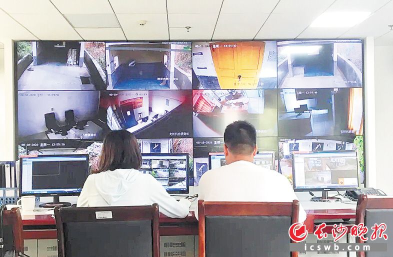 　　浏阳市应急管理局烟花爆竹视频监控中心工作人员在进行线上巡查。