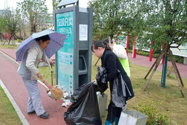 对小区进行环境卫生清扫。.jpg