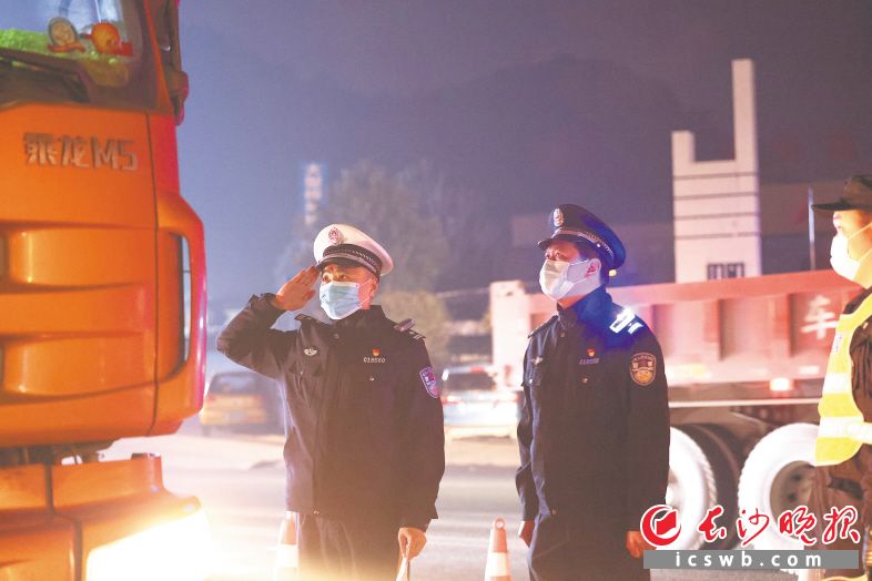 　　民警上路检查危爆车辆。　　均为浏阳市委政法委供图
