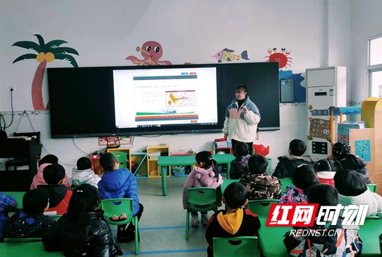 老师正在为小朋友们讲解耳朵的构成和如何保护自己的耳朵.jpg