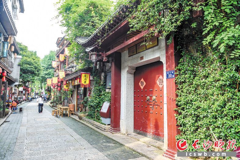 　　都正街老剧院如今成为市民看戏搞活动的好去处。长沙晚报全媒体记者 陈飞 摄