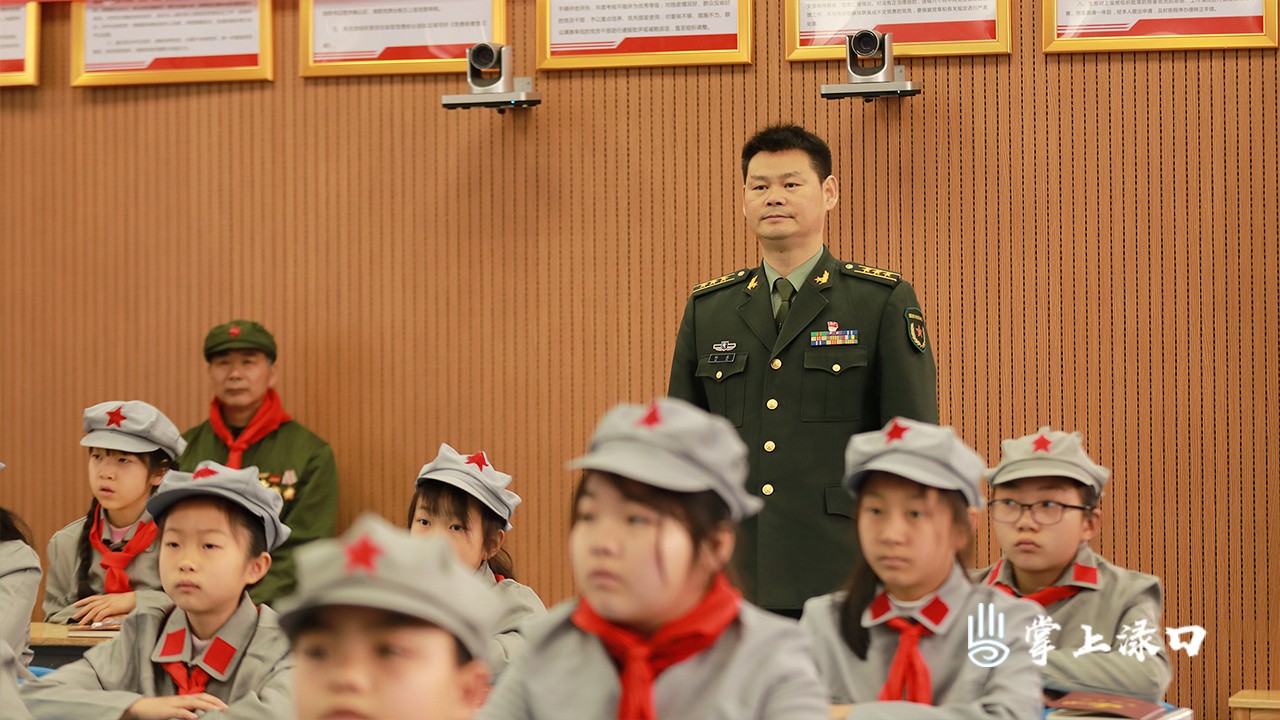 杨得志红军小学军绿拂校园雷锋精神代代传