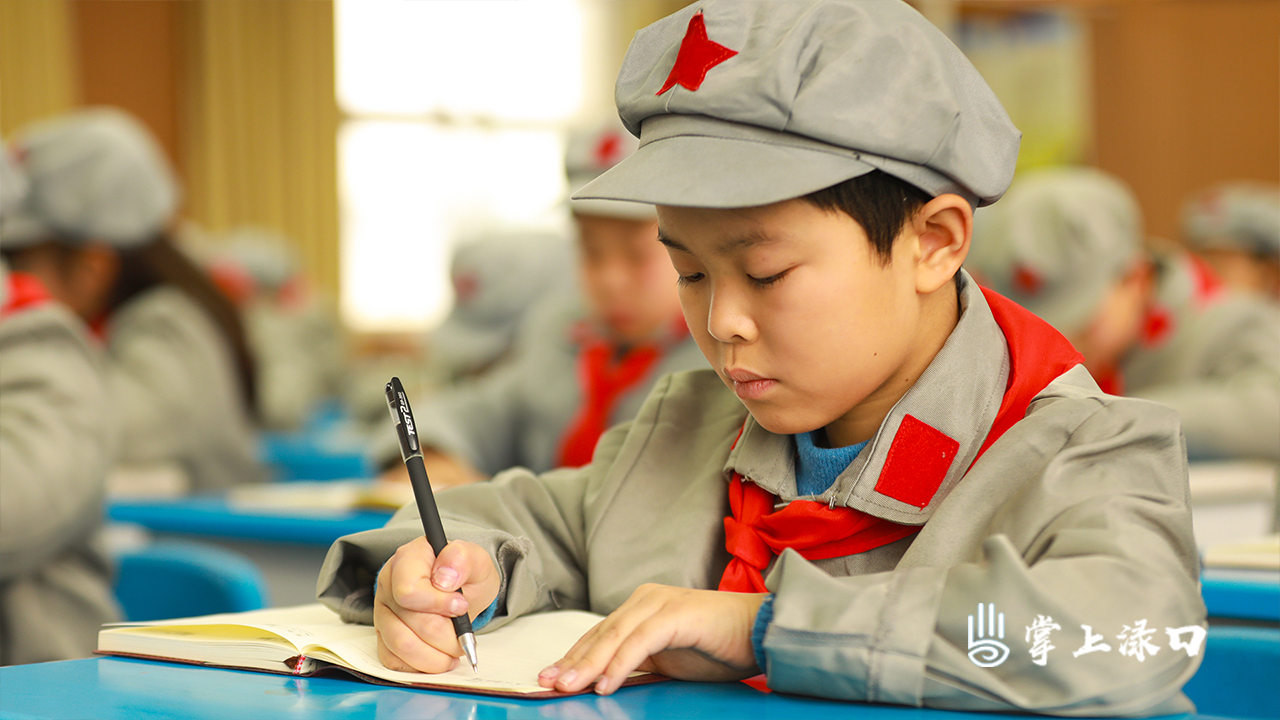 杨得志红军小学军绿拂校园雷锋精神代代传