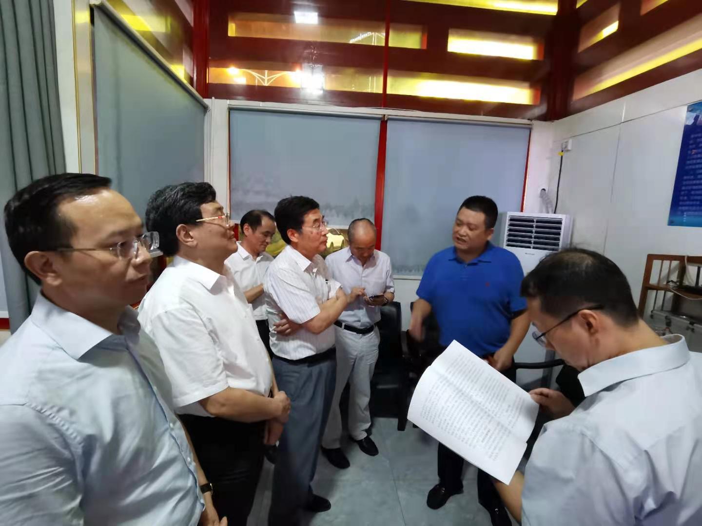 图为去年国务院发展研究中心副主任张军扩一行以“四不两直”方式在长调研营商环境。