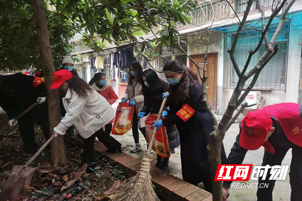 育华小学单位志愿者帮助居民清理堆物.png