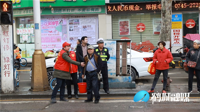雷锋出租车司机走上街头劝导不文明交通行为.mp4_20210305_171433.196.jpg