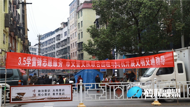 雷锋出租车司机走上街头劝导不文明交通行为.mp4_20210305_171510.084.jpg
