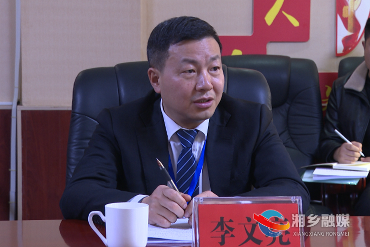 发言后,周赏玲表示,湘乡的经济社会发展离不开人大代表的努力和付出