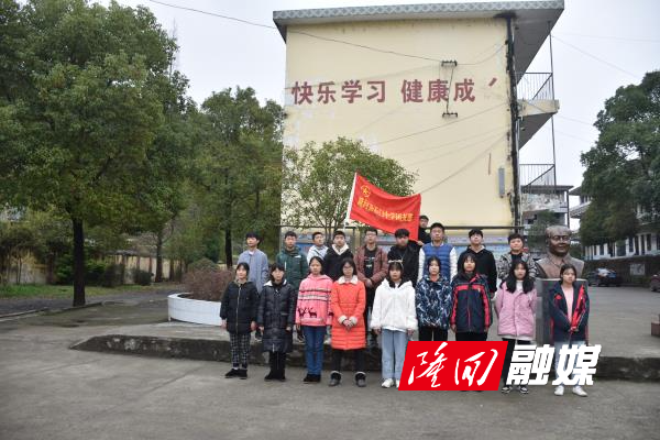 2021年3月5日隆回县石门中学开展捡垃圾学雷锋活动01.jpg
