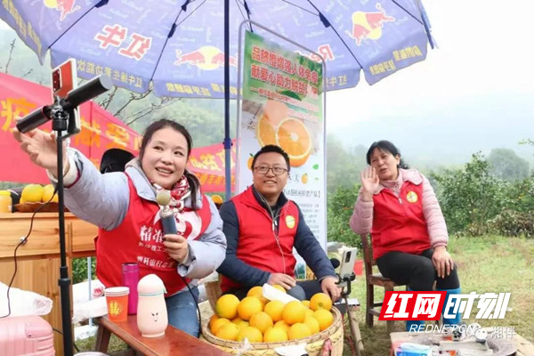 宋刘斌（左二）通过视频直播为村里的脐橙“带货”。.jpg