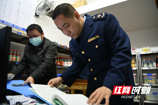 北湖区市场监管局开展食品安全检查，查看餐饮企业卫生条件是否达标、是否从正规渠道进货、食品储存是否达标等。 (3).JPG