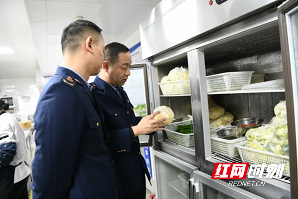 北湖区市场监管局开展食品安全检查，查看餐饮企业卫生条件是否达标、是否从正规渠道进货、食品储存是否达标等。 (4).JPG