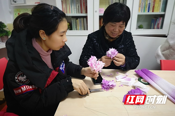 姐姐们在认真制作绣球花朵_副本.jpg