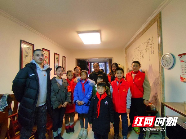 志愿者们与老党员温馨合影（图片来源：骆珂）.jpg
