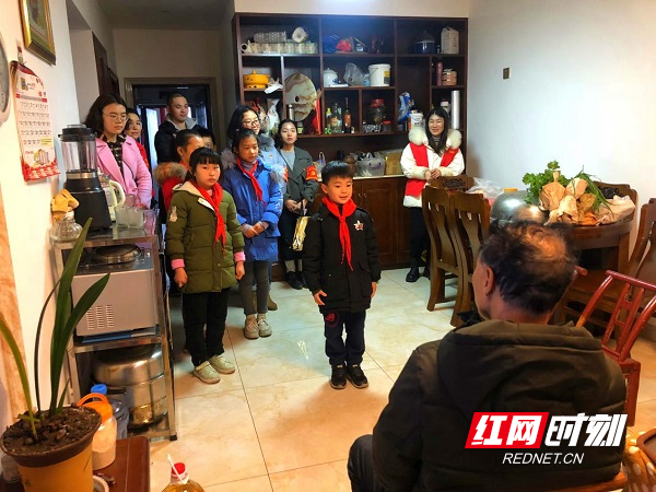 萌娃展示才艺，为老人带去欢乐（图片来源：骆珂）.jpg