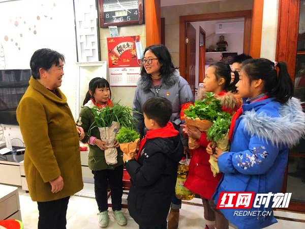 孩子们为老人送去爱心蔬菜和物资（图片来源：骆珂）.jpg