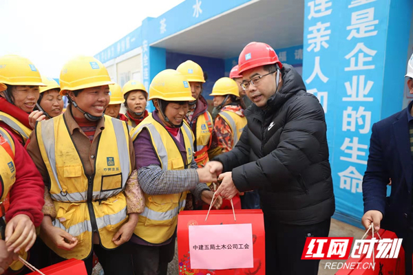 “关爱女工友，巾帼她力量”活动在长沙市轨道交通6号线梧桐路停车场项目举行.jpg