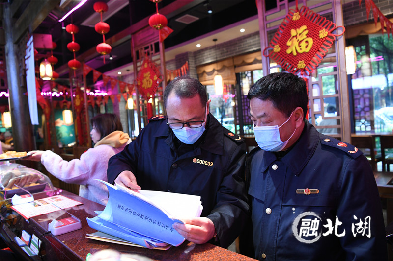 北湖区市场监管局开展食品安全检查，查看餐饮企业卫生条件是否达标、是否从正规渠道进货、食品储存是否达标等。 (2).jpg
