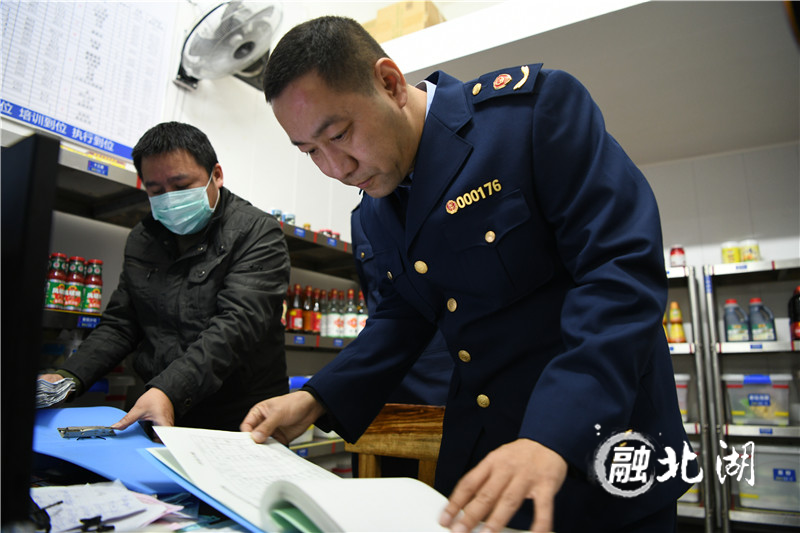 北湖区市场监管局开展食品安全检查，查看餐饮企业卫生条件是否达标、是否从正规渠道进货、食品储存是否达标等。 (3).jpg