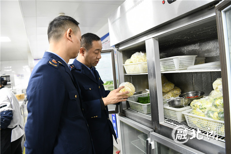 北湖区市场监管局开展食品安全检查，查看餐饮企业卫生条件是否达标、是否从正规渠道进货、食品储存是否达标等。 (4).jpg