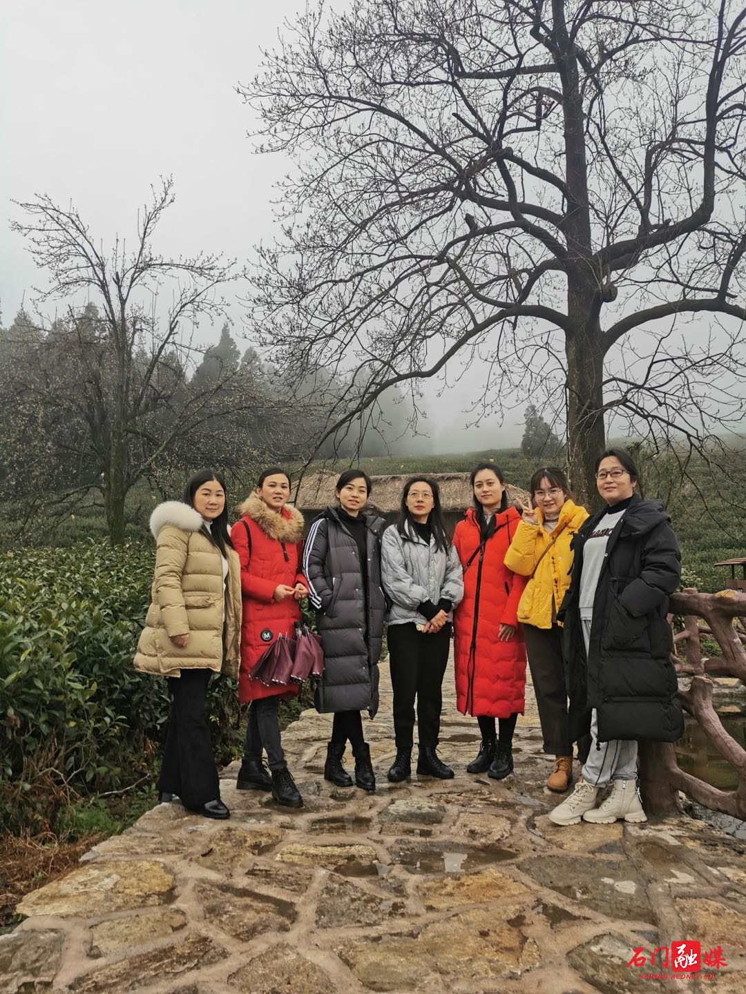 女职工合影留恋.jpg