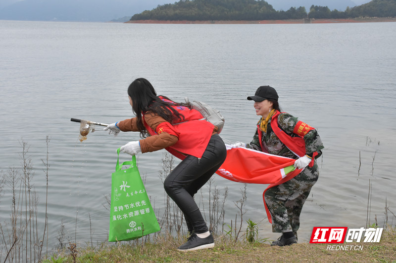 11、河湖卫士志愿者在捡拾垃圾1_副本.jpg