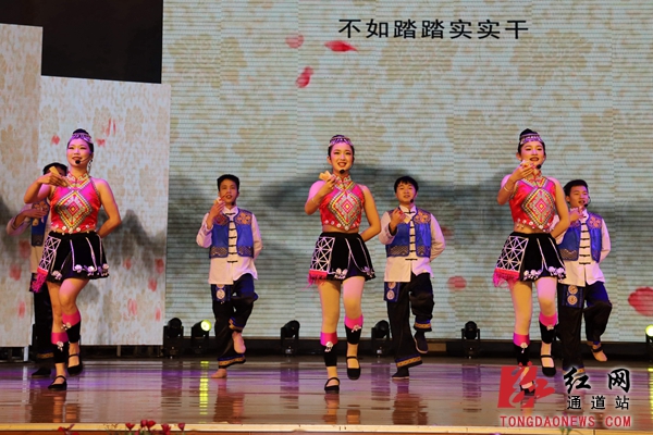 5.3月8日，湖南省通道侗族自治县民族剧院，演员在用快板表演节目《清廉家风》。.jpg
