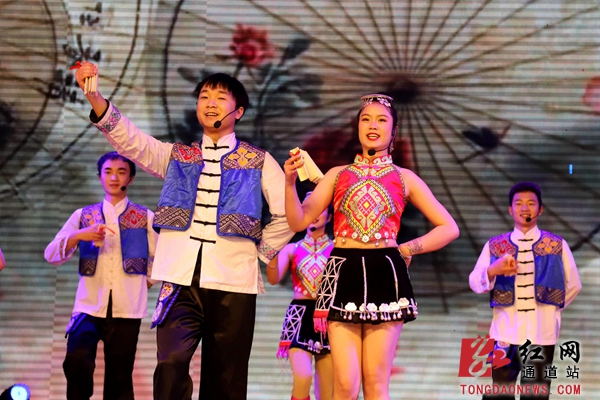 1.3月8日，湖南省通道侗族自治县民族剧院，演员在用快板表演节目《清廉家风》。.jpg