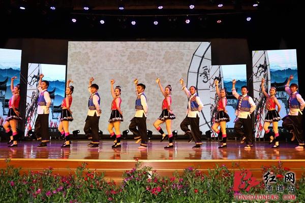 7.3月8日，湖南省通道侗族自治县民族剧院，演员在用快板表演节目《清廉家风》。.jpg