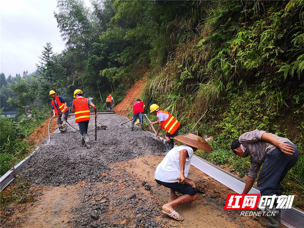 7、图为怀化路桥施工人员在浇注水泥混凝土路面。_副本.jpg