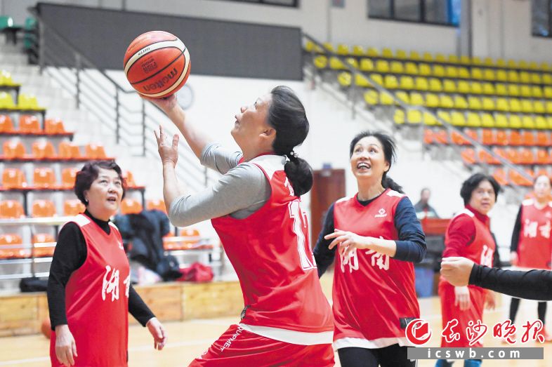 　　湖南“飞跃”女子篮球队队员胡星艳（左二）在训练中上篮。     新华社发