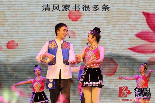 2.3月8日，湖南省通道侗族自治县民族剧院，演员在用快板表演节目《清廉家风》。.jpg