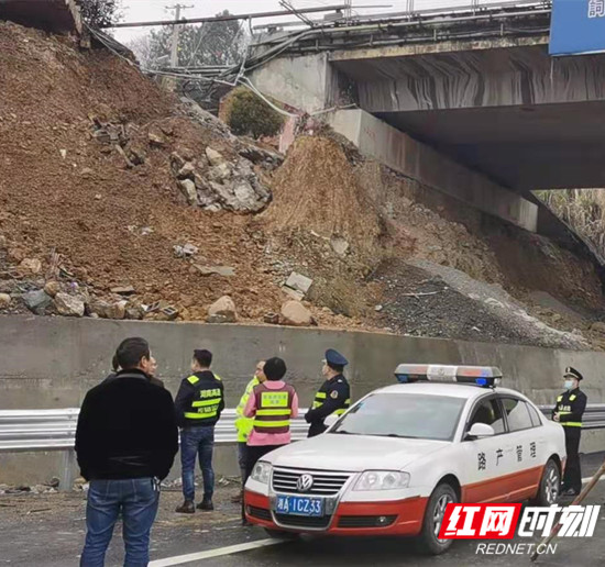 慈利路产投稿3月5日上午9：55，分公司路产部、张家界高速公路路政执法大队、慈利路产大队对春运期间在K237+20路段施工现场进行制止，要求违规施工的中铁十五局二公司立即停工，责令恢复原状，并对桥梁进行安全检测，确保公路安全畅通。我队将加大巡查力度，做好安安管理工作。_副本.jpg