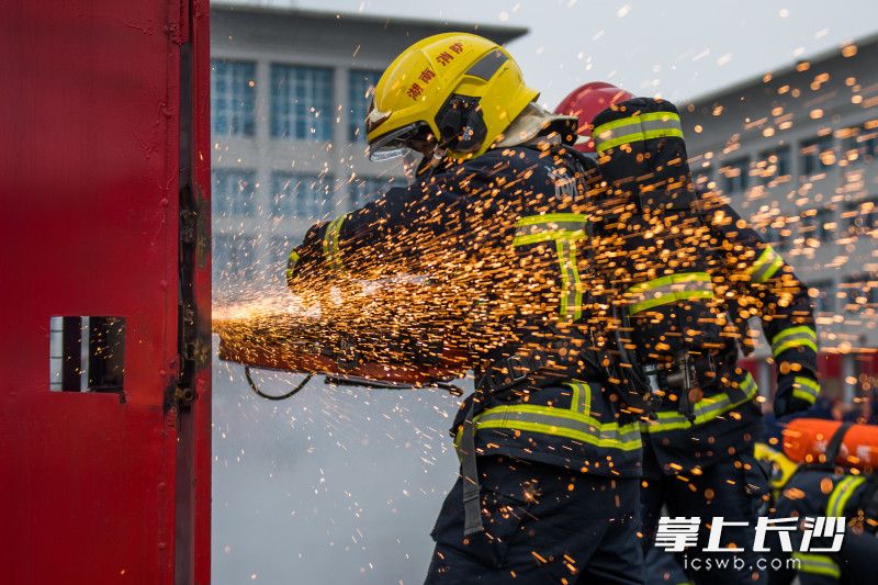 消防员使用切割机实施破拆“救援”，灭火救援中此类操作十分常见。