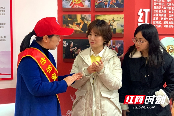志愿者正在为居民解答法律问题_副本.jpg