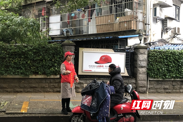 蓉园社区雷锋志愿者彭女士对未戴头盔的电动车主进行劝导，经提醒，电动车主戴上了头盔，安全驾驶。_副本.jpg